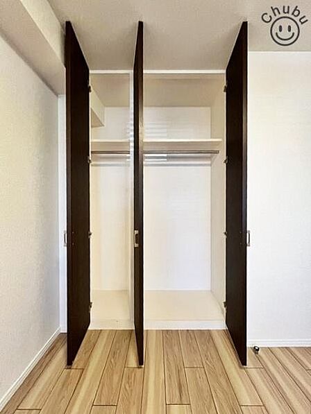 各居室に収納付きです！暮らしやすさを大きく左右する収納を、しっかりと配置しお部屋を最大限広くご活用できるよう工夫しております！通風と採光を考慮した居室空間をより広々と使えます！