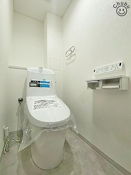 スタンダードな手洗いタンク一体型トイレ!温水洗浄暖房便座付き!お手入れしやすいよう作られています!トイレ掃除が楽なのは嬉しいですね。