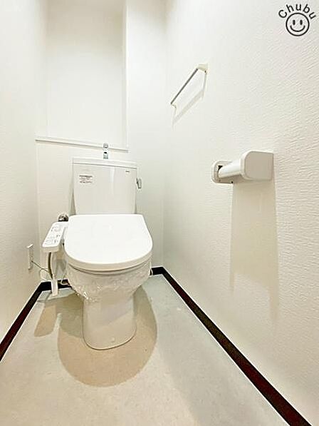 スタンダードな手洗いタンク一体型トイレ!いつも清潔にお使いいただけるよう温水洗浄暖房便座付きのため、快適な毎日を送ることができます!トイレは2ヶ所あるので、忙しい朝の混雑時もスムーズなため大活躍!