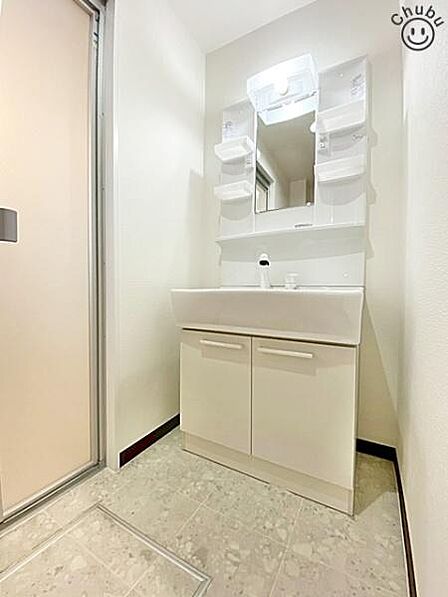 洗面脱衣室 鏡の裏にたくさんの小物をしまえる全収納タイプの洗面台です!収納力と機能性に優れた使いやすい設備で、朝の慌ただしい時間でも身支度を快適スムーズに行えます!