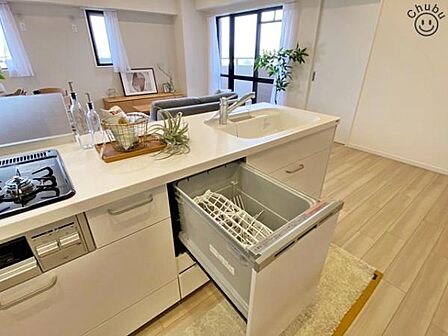 食器洗い乾燥機 食後の家事負担軽減だけでなく節水にも役立ちます!空いた時間をほかの家事にあてることが可能です。 食洗機は食器を洗いながら庫内も洗っているので、使用後のお手入れに手間がかかりません。