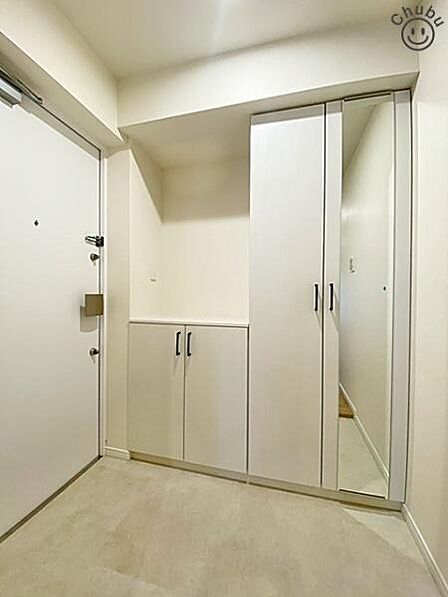 家族の靴もしっかり収納できるシューズクローゼットがついています！これなら散らかりがちな玄関もスッキリと片付き、訪れる人を気持ちよく迎えてくれます！
