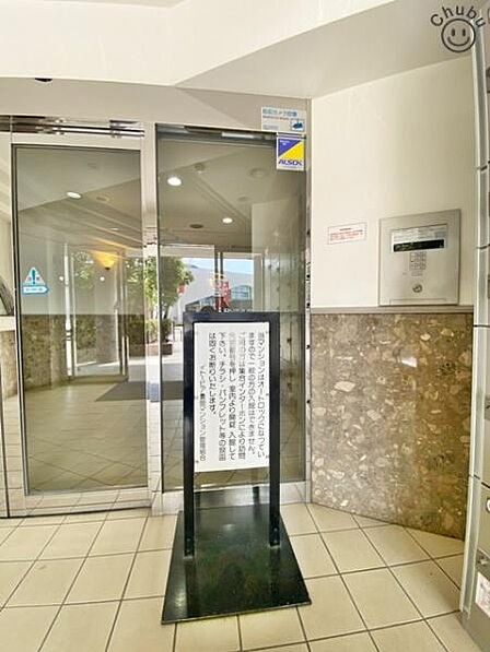 オートロック付きのため、防犯面などがより安心なマンションです!オートロックの解錠には鍵や番号などが必要なため、関係者以外の人が簡単には侵入できない仕組みになっています。セールスなどの訪問にも安心です。