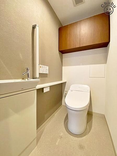 見た目もおしゃれなタンクレストイレ！いつも清潔にお使いいただけるよう温水洗浄暖房便座付きのため、快適な毎日を送ることができます！
