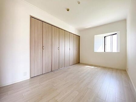寝室 家族一人ひとりのプライベートな空間。東向きに配置された出窓からは朝陽が差し込む快適なプライベートスペースになりそうです。心地よくお過ごしいただける室内です!
