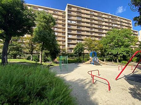 敷地内には公園やテニスコートがあります