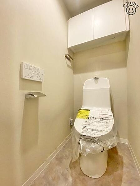 スタンダードな手洗いタンク一体型ウォシュレット付きトイレ