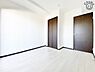 子供部屋：5帖洋室　クローゼット付きの洋室です。子供部屋にピッタリです。