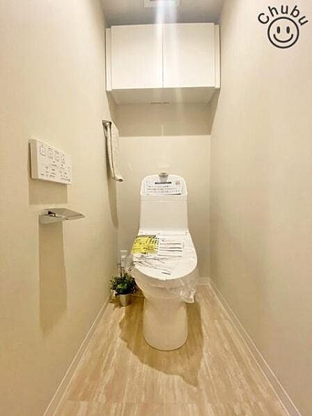 スタンダードな手洗いタンク一体型トイレ！いつも清潔にお使いいただけるよう温水洗浄暖房便座付きのため、快適な毎日を送ることができます！