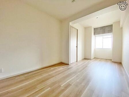 7.9帖の洋室 明るい洋室は日差しが注ぎこんで快適なプライベートスペースになりそうです。