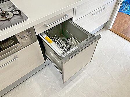 食器洗い乾燥機 食後の家事負担軽減だけでなく節水にも役立ちます!空いた時間をほかの家事にあてることが可能です。 食洗機は食器を洗いながら庫内も洗っているので、使用後のお手入れに手間がかかりません。