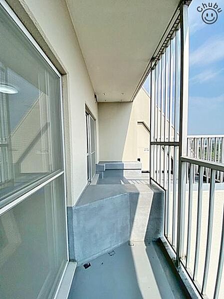 日当たりも良く、毎日のお洗濯が楽しくなりそうなバルコニー!広々しているため家族分の洗濯物もしっかり干せます。お布団も手軽に干せていつもポカポカ陽気に包まれます。洗濯物も早く乾きそうです!