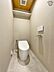 トイレ：見た目もおしゃれなタンクレストイレ！いつも清潔にお使いいただけるよう温水洗浄暖房便座付きのため、快適な毎日を送ることができます！