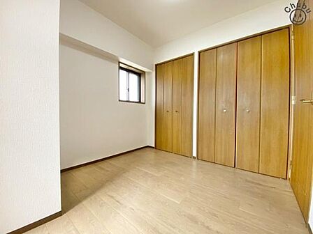 しっかり収納できるクローゼットが設置されています!スーツケースなど大きいものが置け、ご夫婦の衣類や荷物、季節物、思い出の品まで大容量の収納が可能!お家がスッキリ片付きます!
