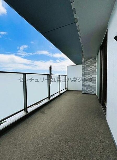 南東向きのバルコニーです!