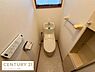 トイレ：清潔感のあるトイレ空間です。ウォシュレット機能付きで快適にご利用いただけます。窓があり換気に配慮されています。ペーパーホルダーや収納棚も設置されています。