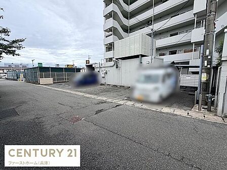 建物に隣接した駐車場で車の出し入れがしやすい構造です。周囲の道路も広めで運転がしやすい環境です。駐車スペースがしっかり確保されています。建物とのアクセスもスムーズに行えます。