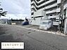 駐車場：建物に隣接した駐車場で車の出し入れがしやすい構造です。周囲の道路も広めで運転がしやすい環境です。駐車スペースがしっかり確保されています。建物とのアクセスもスムーズに行えます。