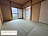 子供部屋：和室仕様の子供部屋は落ち着いた雰囲気を感じられます。窓から自然光が入りやすく明るさも十分です。畳が敷かれているため足触りが快適です。収納スペースも備えられています。
