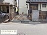 駐車場：駐車スペースには伸縮門扉が設置されており安心感があります。前面道路との段差も小さく日常の車の出し入れがしやすそうです。道路に面しているためアクセスも良好です。住まいのすぐ隣に駐車できるのが特徴的です。