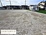 外観：敷地全体が広々とした現地土地写真です。前面道路との接道も確認でき建築プランの自由度が期待できます。周囲には住宅が立ち並び生活イメージがしやすい環境です。整地された状態ですぐにご検討いただけます。