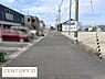 その他：目の前には広々とした道路が続き周辺は落ち着いた雰囲気です。現地からの眺望は開放感があります。建物や電柱などの景観が確認できます。周囲に駐車場や住宅が並ぶ環境です。
