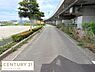 その他：現地前面道路は見通しが良く直線的な造りが印象的です。歩道や緑地帯が整備され周囲にはゆとりある空間が広がっています。車の通行にも配慮された道幅となっており沿道には植栽やフェンスが配置されています。