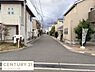 その他：整然とした街並みが広がる前面道路が印象的です。幅員が広く車の通行や駐車も安心できそうです。両側に住宅が建ち並びすっきりとした景観が特徴的です。