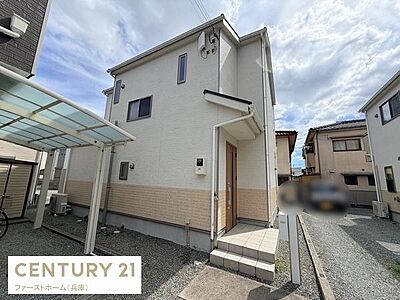外観:シンプルで清潔感のある外観が印象的です。角地に位置し日当たりも良好です。落ち着いた色合いの外壁で周囲の景観にも調和しています。玄関アプローチもゆとりのある設計となっています。 外観:シンプルで清潔感のある外観が印象的です。角地に位置し日当たりも良好です。落ち着いた色合いの外壁で周囲の景観にも調和しています。玄関アプローチもゆとりのある設計となっています。