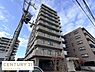 その他：重厚感のある外観が特徴的なマンションです。バルコニー付きで開放感があります。周辺には同様の建物が建ち並び落ち着いた雰囲気です。空を広く感じられるロケーションです。