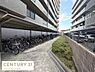 その他：マンション敷地内に屋根付きの自転車置き場が設置されています。自転車が複数台停められる広さがあります。建物がしっかりと管理されている印象です。周囲がきれいに整備されています。