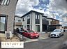 その他：モダンな外観が目を引く戸建て住宅です。広々とした駐車スペースがあり複数台の車も停められます。落ち着いた住宅街に位置しておりゆったりとした環境が広がっています。窓が多く明るさも確保されています。