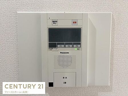 シンプルで見やすい操作パネルが設置されています。壁にすっきりと収まるデザインです。使いやすさにも配慮された設計となっています。操作ボタンも分かりやすく配置されています。
