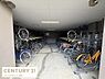 その他：自転車を整理して停めることができるスペースが確保されています。二段式ラックでより多くの自転車を収納可能です。しっかりとした屋根付きなので雨の日でも安心です。コンクリート床で出入りもスムーズに行えます。