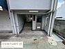 エントランス：エントランスは建物の奥まで続く形状で雨の日でも濡れにくい造りです。照明も設置されており夜間の視認性が確保されています。階段がすぐそばにあり移動もスムーズに行えます。