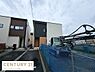 その他：シンプルで現代的な外観が特徴の住宅です。駐車スペースが確保されており便利にご利用いただけます。周辺は落ち着いた雰囲気となっています。隣接する住宅との距離感もポイントです。