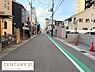 その他：前面道路が広々としておりすっきりとした印象です。周囲には住宅が並び整然とした街並みが特徴です。電柱や配線が整然としていて街路の見通しも良好です。ゆったりとした車道で車の出入りもスムーズに行えそうです。
