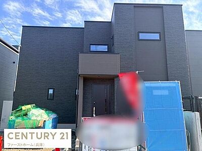 外観:シンプルでモダンな外観が目を引く建物です。直線的なデザインが都会的な雰囲気を演出しています。落ち着いた色合いの外壁が個性的な印象を与えます。大きな窓からはたっぷりと光が差し込みます。 外観:シンプルでモダンな外観が目を引く建物です。直線的なデザインが都会的な雰囲気を演出しています。落ち着いた色合いの外壁が個性的な印象を与えます。大きな窓からはたっぷりと光が差し込みます。