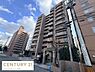 エントランス：重厚感のある外観が印象的なマンションです。エントランスには工夫が施されており手入れの行き届いた植栽も目を引きます。複数の建物が並ぶエリアで周囲も整備されています。安心感のある門構えが魅力的です。