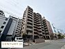 その他：ブラウン系の外観が特徴的なマンションです。複数階にわたるバルコニーが設けられています。道路に面しているためアクセスもしやすい立地です。周囲には類似の建物が並び住環境が整っています。