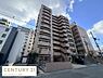 その他：堂々とした存在感のあるマンション外観です。周辺は他の建物に囲まれており落ち着いた印象を与えます。エントランスもゆとりがあり日差しが差し込む明るさが感じられます。道幅も広くアクセスに便利な立地です。