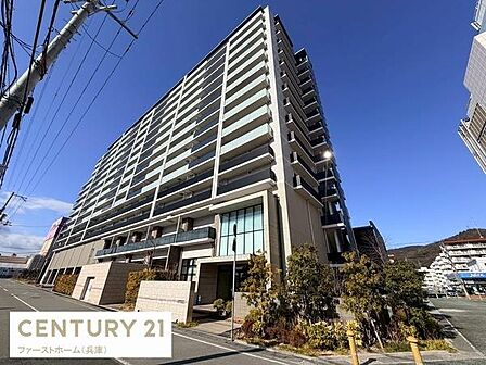 堂々とした外観が魅力的なマンションです。日当たりの良いバルコニーが並び眺望にも期待できます。エントランス周辺には緑も配置されており開放感があります。ワイドなファサードで存在感のある建物です。