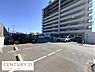 駐車場：建物のすぐそばに駐車場があり車の出し入れがしやすいレイアウトです。広々とした区画で駐車もしやすく平面タイプなので高さ制限の心配もありません。日当たりも良好で明るい雰囲気の駐車スペースです。