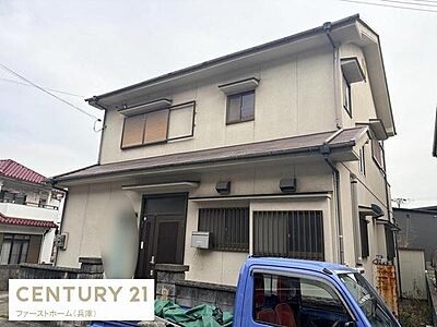 外観:二階建てのシンプルな外観が特徴の物件です。窓の多さが通風や採光に役立ちます。駐車スペースも確保されています。外壁は落ち着いた色合いで周囲と調和しています。敷地に余裕があり使い勝手の良さが感じられます。 外観:二階建てのシンプルな外観が特徴の物件です。窓の多さが通風や採光に役立ちます。駐車スペースも確保されています。外壁は落ち着いた色合いで周囲と調和しています。敷地に余裕があり使い勝手の良さが感じられます。