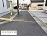 その他：前面道路はフラットで歩きやすく車の出入りもしやすい環境です。周囲には整った住宅が並び落ち着いた雰囲気が感じられます。道路沿いに無駄な障害物が少なく敷地へのアクセスもスムーズです。