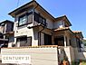 その他：落ち着いた色合いの外観が特徴的です。二階建てでゆとりのある設計となっています。シャッター付きの窓もあり安心感があります。門扉と塀がプライバシーを守ります。屋根のデザインがアクセントになっています。