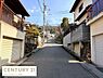 その他：前面道路はしっかりと舗装されており周辺の住宅街も落ち着いた雰囲気です。ガレージ付きのお住まいが並び道路幅もゆとりを感じます。日当たりも良好な明るい現地写真です。周囲の植栽がアクセントとなっています。