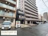 その他：マンションの外観は現代的なデザインが特徴です。周辺には自動販売機や駐車スペースも確認できます。大通り沿いで利便性に期待できる環境です。整った外観が印象的です。共用部の清掃状態も良好です。
