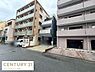 その他：建物外観はシンプルで落ち着いた色合いが特徴です。バルコニー付きのため風通しや採光にも配慮されています。駐車スペースも確保されており日常の利便性が高まります。周辺は住宅街で静かに過ごせる環境です。