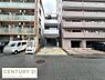 その他：建物の外観が整然としており落ち着いた雰囲気が広がっています。隣接する建物との距離が適度に確保されているため圧迫感が感じにくいです。駐車スペースも確保されていて利便性がうかがえます。